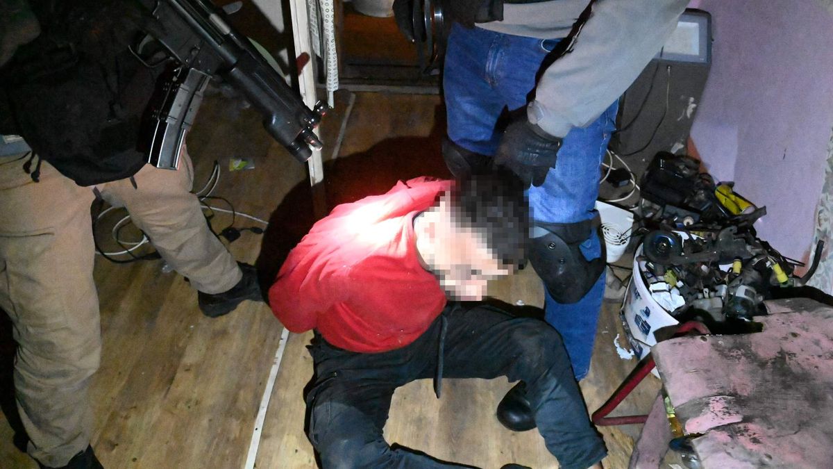 Buzogány és szamurájkard is előkerült, a vevő szerencséje, hogy csak a gázspray-ből kapott