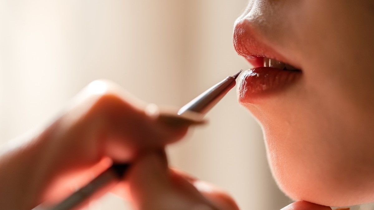 Van az a kép, ami körül forog most az ország – a magát rúzsozó, öreg férfi