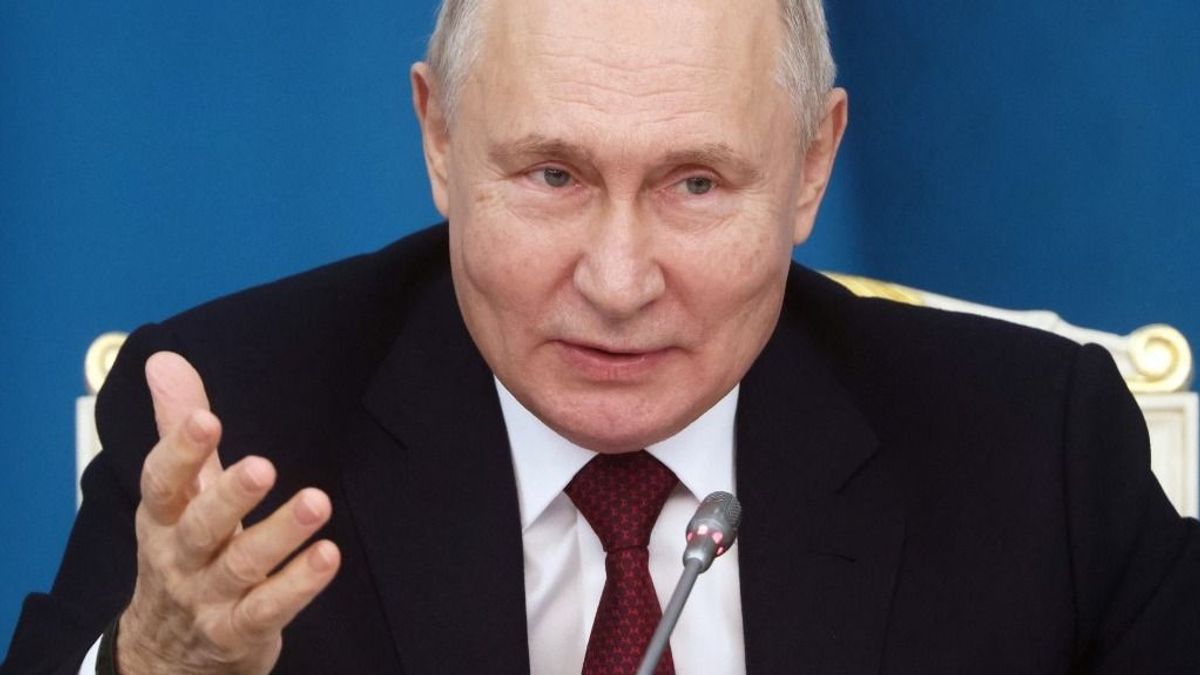 Izgultam, hogy jöjjön ki a könyv, mielőtt lesz valami Putyinnal, mondjuk, leesik a lépcsőn és kitöri a nyakát