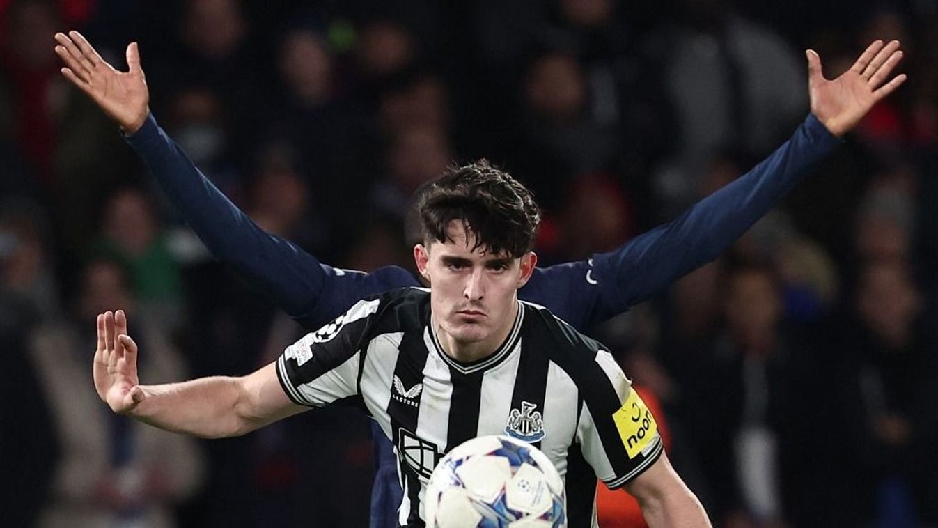 Newcastle United's English defender #21 Valentino Livramento  controls the ball during the UEFA Champions League 1st round football match between Paris Saint-Germain (PSG) and Newcastle United on November 28, 2023 at the Parc des Princes stadium in Paris. (Photo by FRANCK FIFE / AFP)