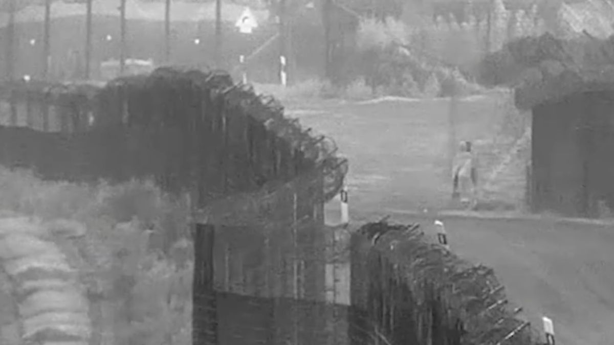 Történelmi pillanat: megjelent egy videó a Telegraphon, amin látszik, hogy erőszakos migránsok ostromolják a magyar határt