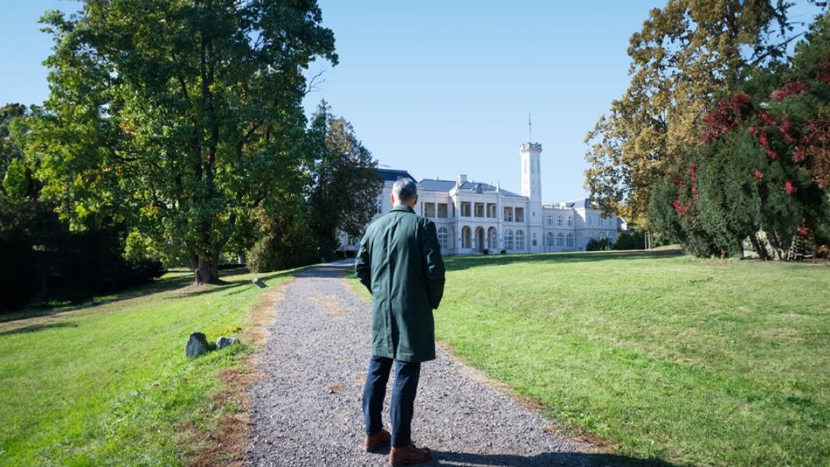 Kastélyinfóval jelentkezik Lázár János