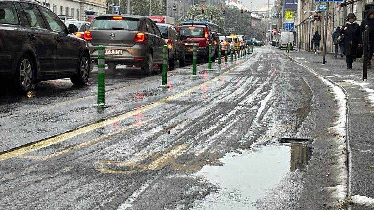 Rejtély, hogyan takarítják meg a hótól Karácsonyék az elkerített biciklisávokat