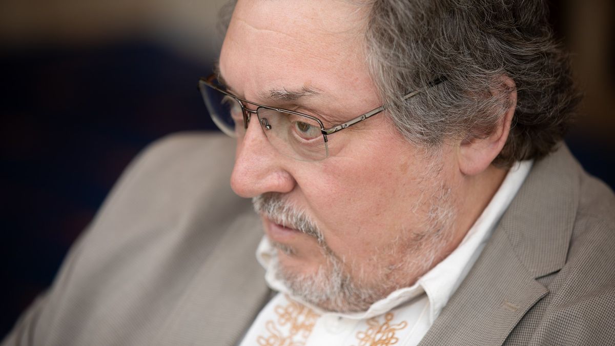 Ami Gyurcsánynak meg a többinek nem sikerült hosszú éveken át, azt most (talán) egyetlen villanás alatt megoldja egy ostoba díszlet