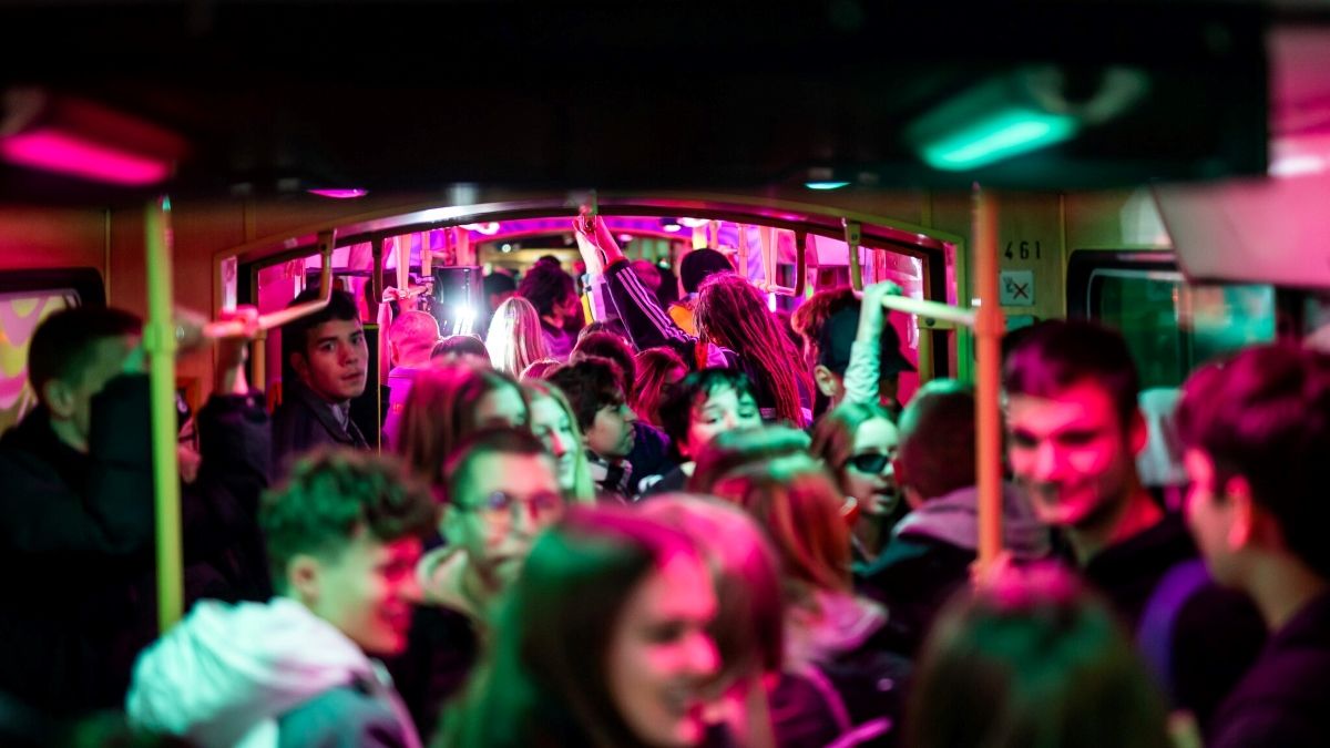 Káosz: Egymásnak estek az emberek Karácsony bulivillamosán a szervezetlenség miatt