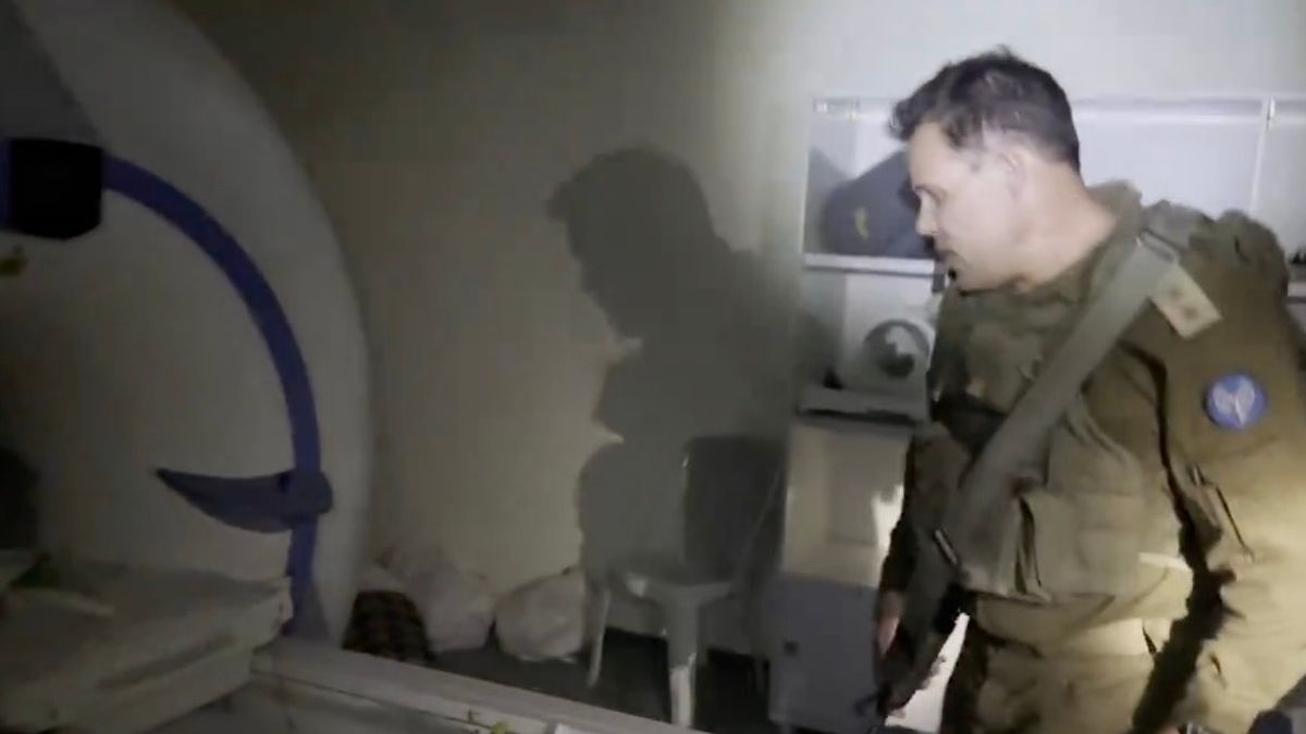 Fegyvereket és katonai felszerelést talált az izraeli hadsereg a gázai es-Sifá kórházban (VIDEÓ)