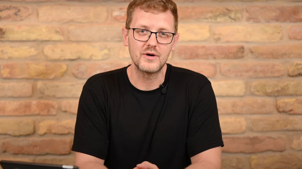 Aki olykor magával sem ért egyet – nyáron coming outolt, most ismét a YouTube-on tűnt fel Hodász András