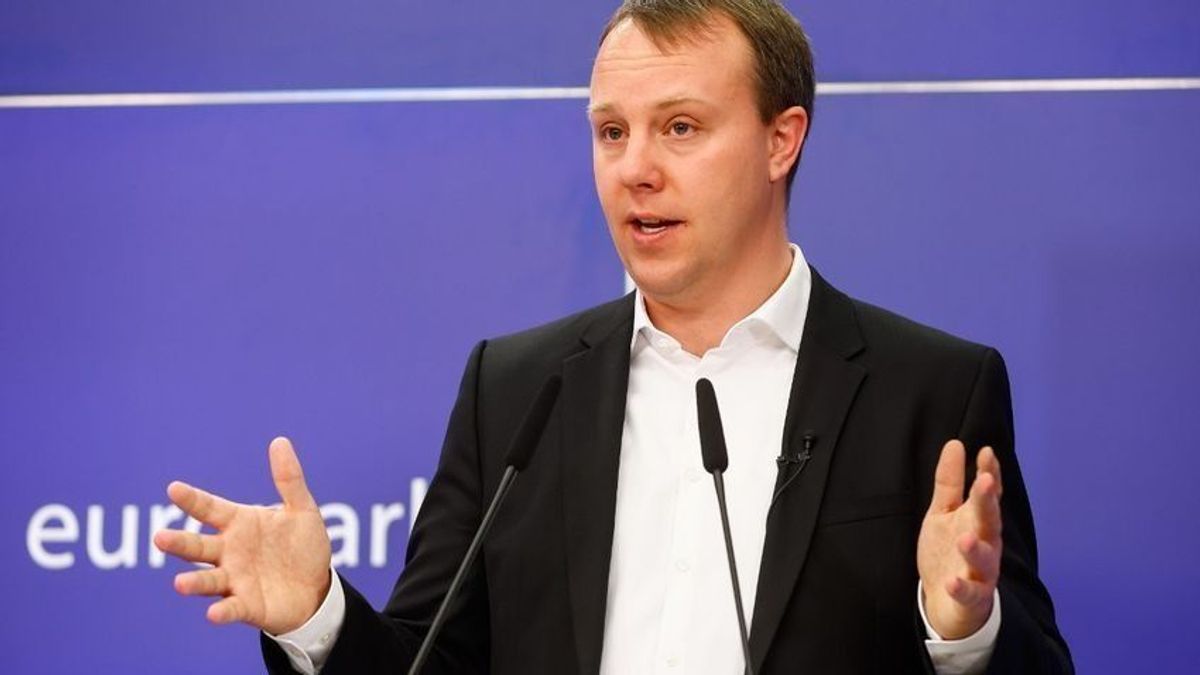 Daniel Freund már az EU egyik vezetőjét is támadja – szimplán azért, mert kezet fogott Orbánnal