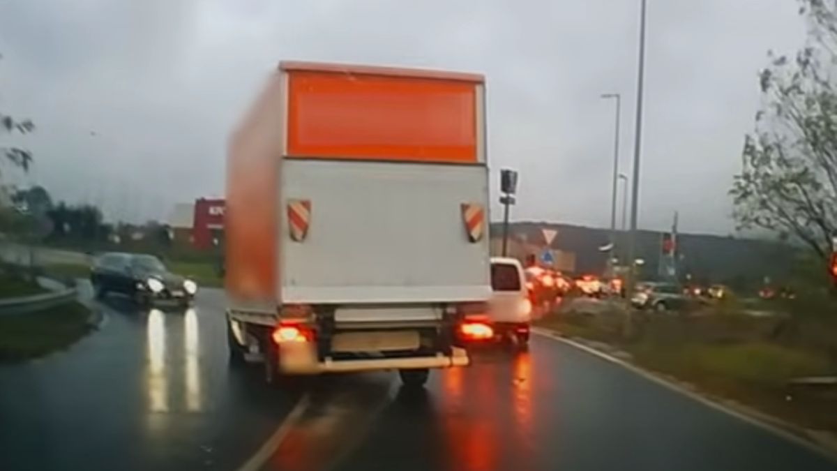 Jól megoldotta a sofőr: megelégelte a sort, körforgalomban kikanyarodott balra (VIDEÓ)