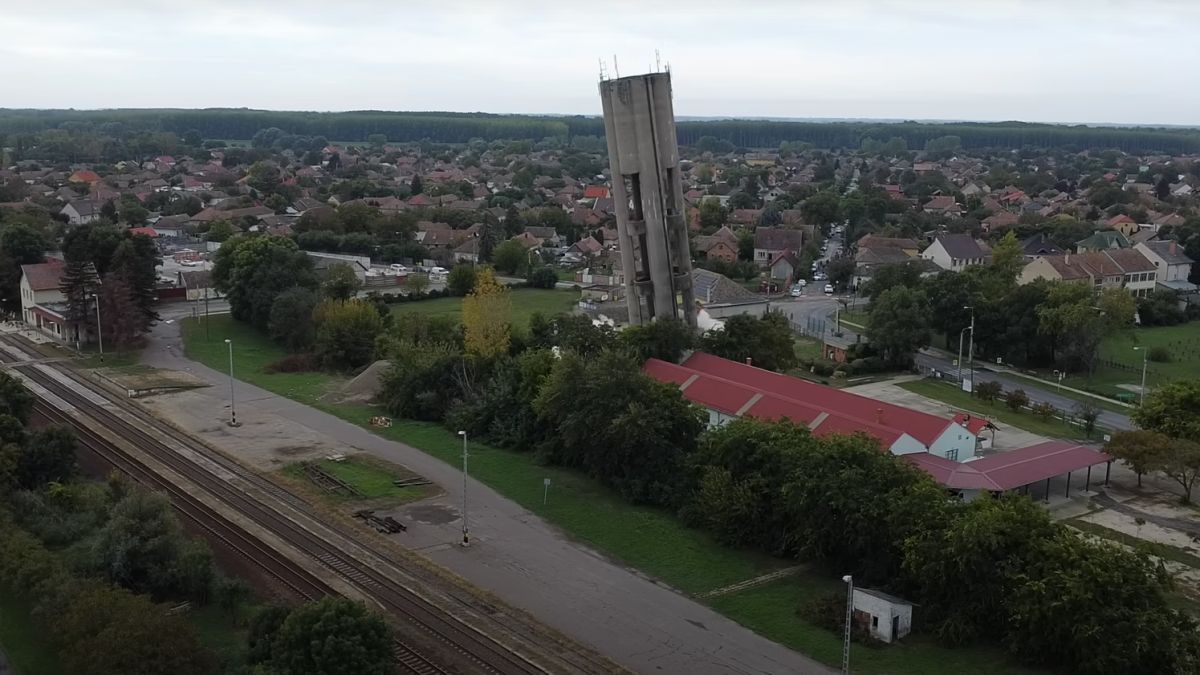 Így dőlt össze másodpercek alatt a mindszenti víztorony (VIDEÓ)