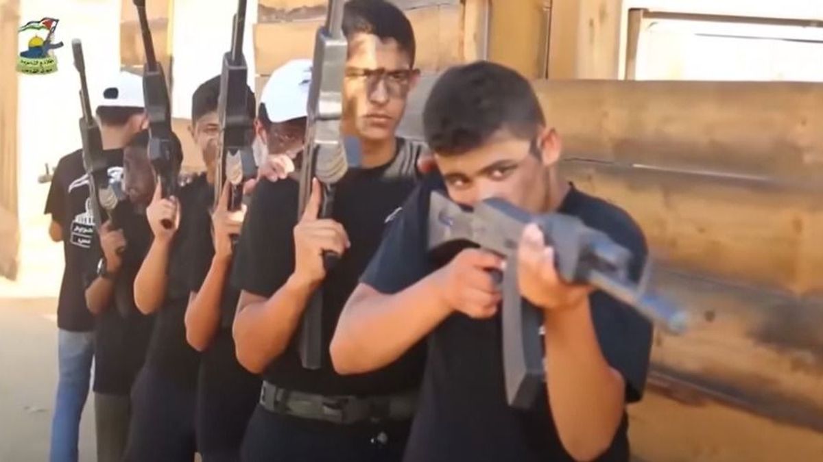 Hihetetlen videón, ahogy a Hamász gyerekkatonákat képez ki a gyilkolásra
