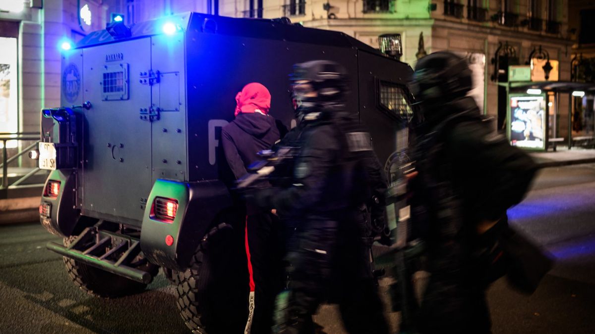 Horogkereszteket festő neonácikat állítottak elő Párizsban