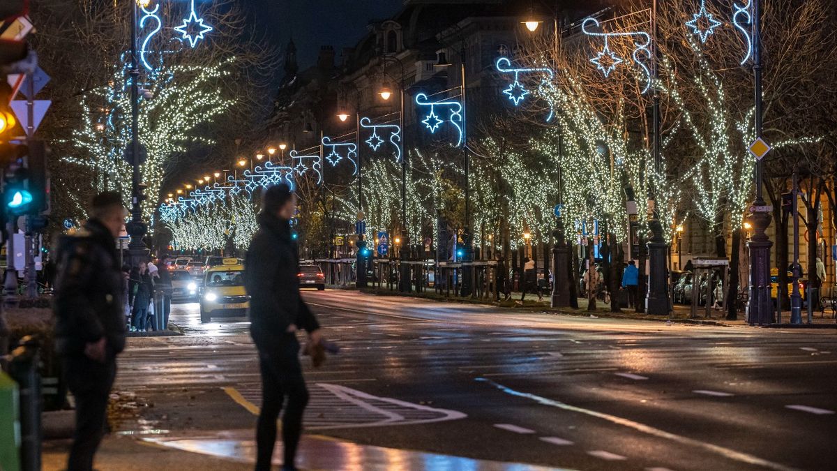Mérséklődtek az energiaárak, így már belefér a fővárosi büdzsébe a karácsonyi díszkivilágítás