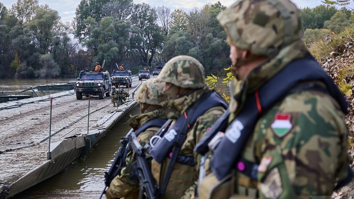 Videón, ahogy katonai konvojok haladnak át a Tiszán