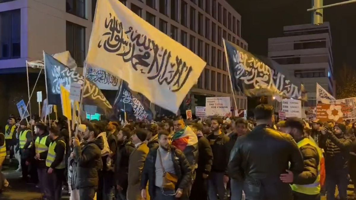 Pár évtizede ilyesmi még lehetetlennek tűnt – iszlamista zászlók lobognak az esseni szélben