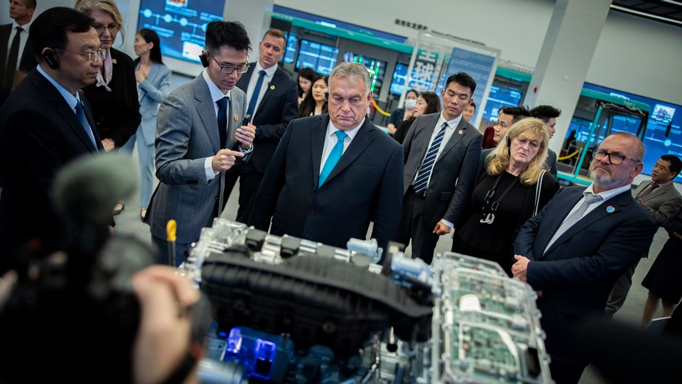 Orbán Viktor miniszterelnök a világ legnagyobb elektromosautó-gyártó cége, a BYD autógyárában, 2023. október 19-én. 
MTI/Miniszterelnöki Sajtóiroda/Fischer Zoltán 
 
