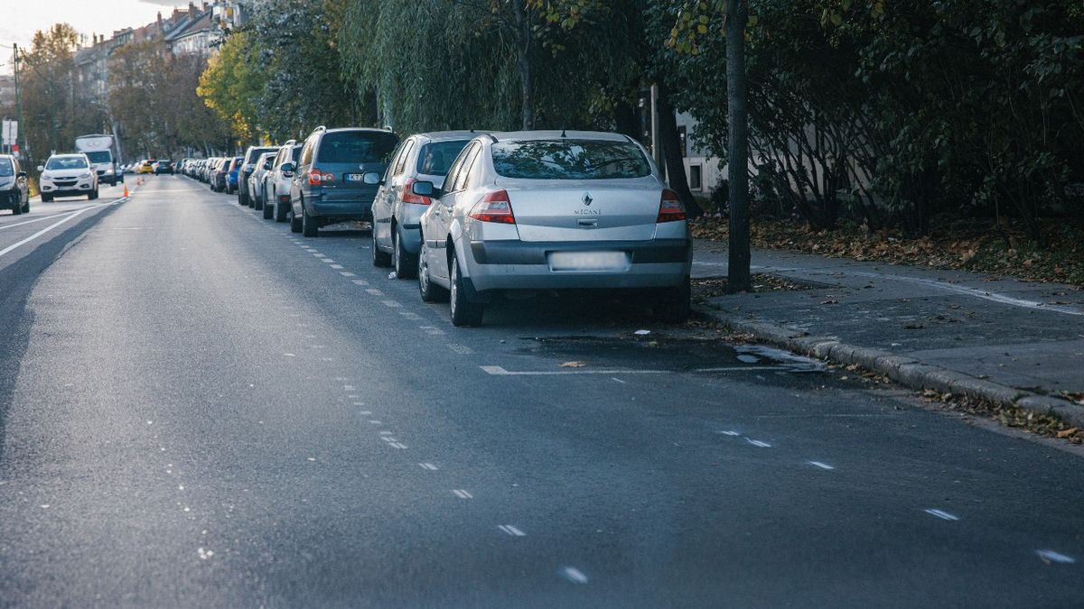 Nem semmi! Parkoló autókba fut a legújabb budapesti kerékpársáv, ami mellett van egy bicikliút is