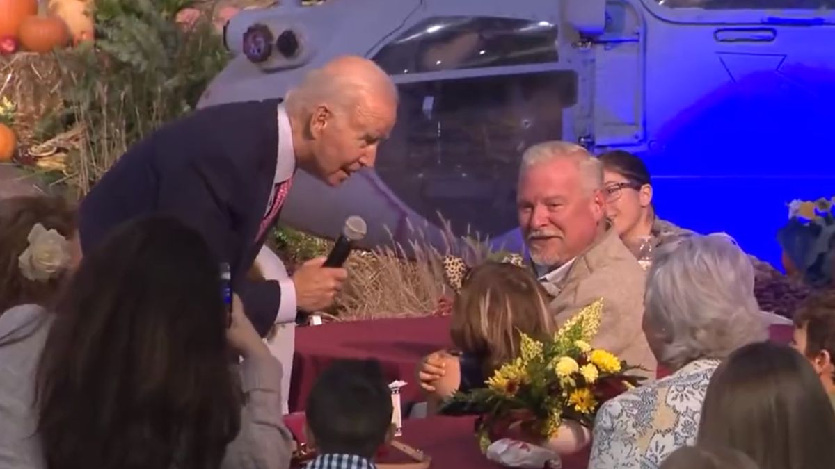 Joe Biden újra furcsán viselkedett egy kislánnyal