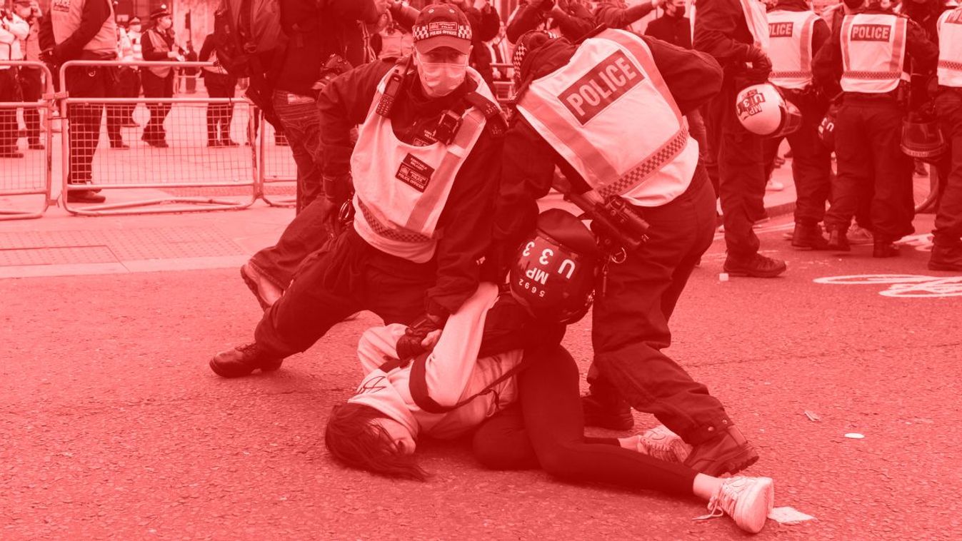 London, tüntetés, női tüntetőt vesznek őrizetbe