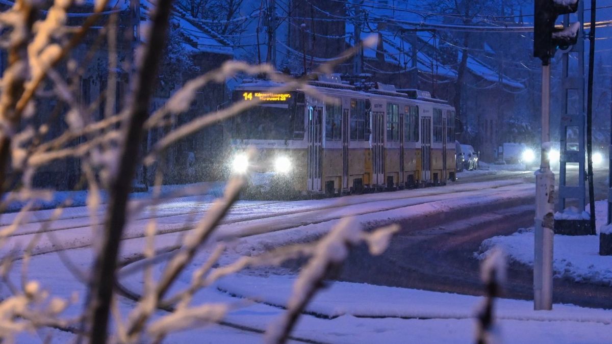Több járat nem közlekedik a havazás miatt – Budapestet ismét elesett