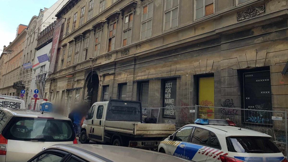 Leszakadt erkély alá szorult két ember a VII. kerületben