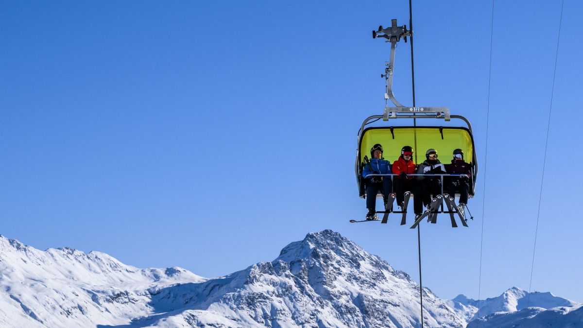 Sífelvonóról zuhant a mélybe egy anya és a gyermeke