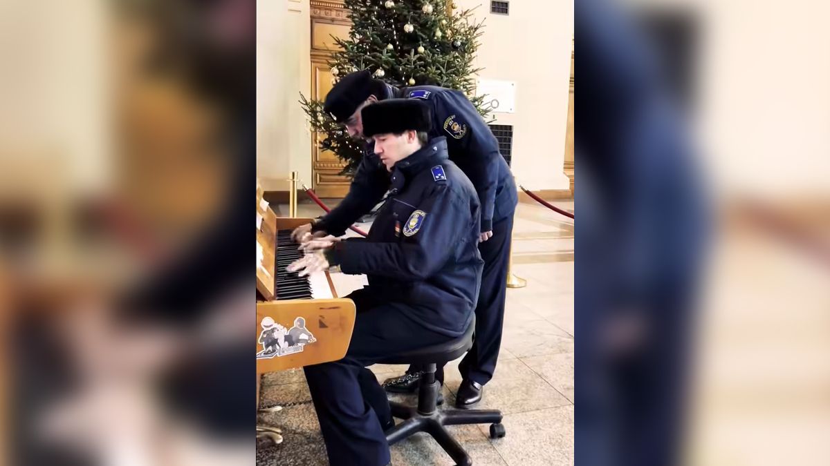 Lecsaptak a zongorára a rendőrök a Keletiben (VIDEÓ)