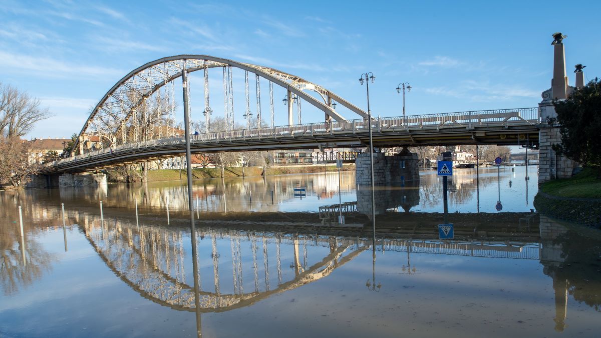 Fotókon mutatjuk, ahogy elöntötte a Duna Győrt