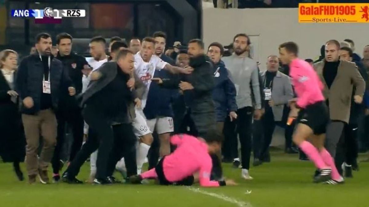 Ilyet még nem látott: a focicsapat elnöke leütötte a FIFA-játékvezetőt, akit még jól meg is rugdostak (VIDEÓ)