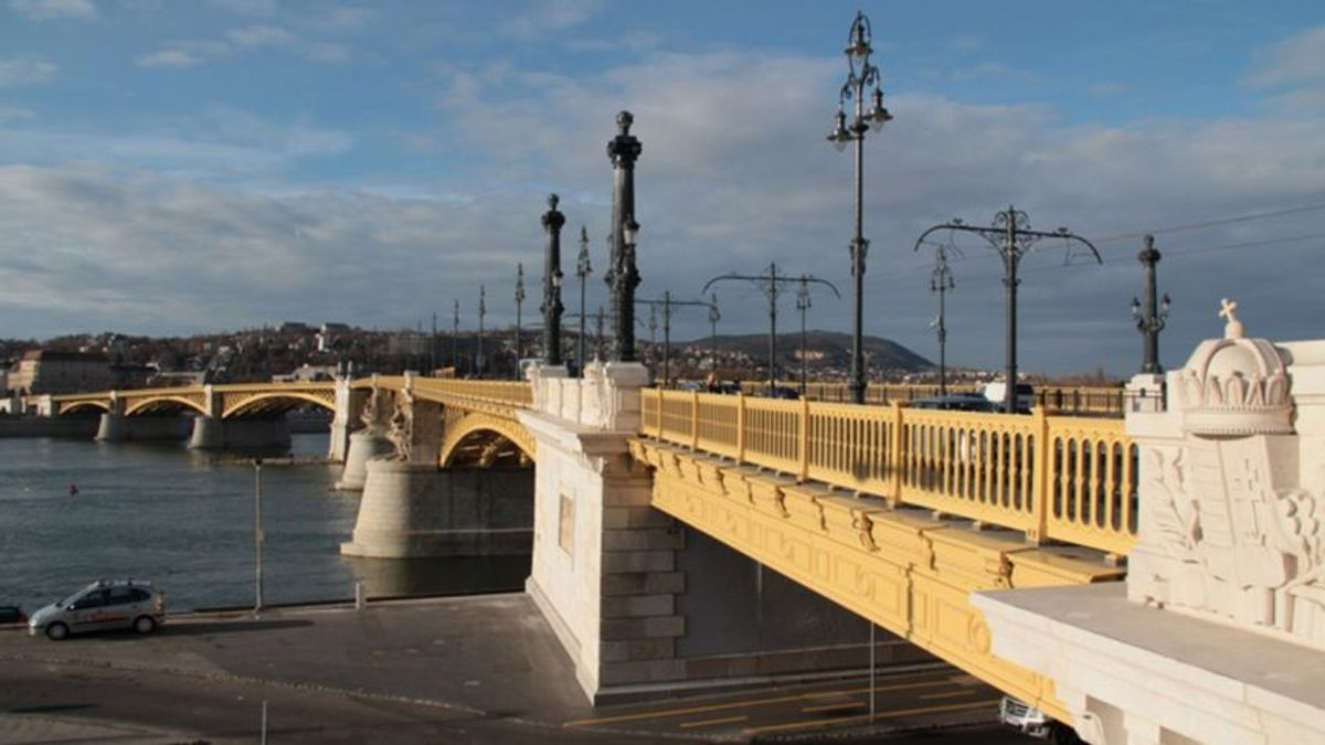 Baleset a Dunán: a Margit hídnak ütközött egy teherhajó