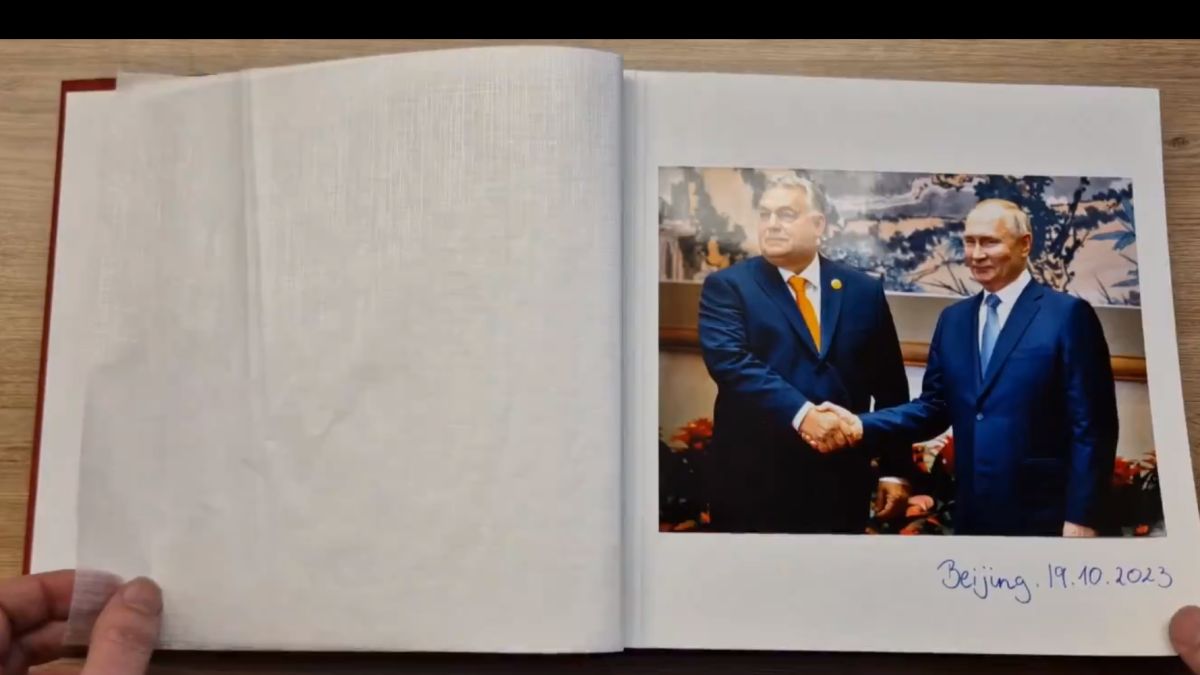 Daniel Freund még a karácsonyi ajándékába is belefoglalta Orbán Viktort (VIDEÓ)