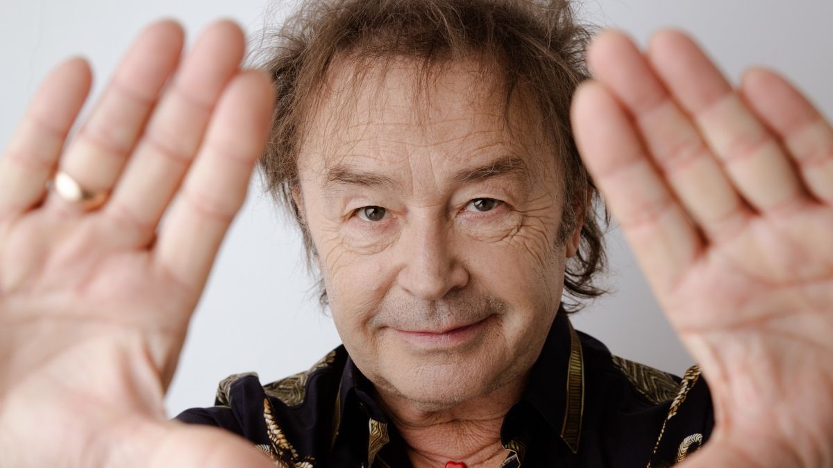 Amióta Orbán Viktor van, jó irányba megy a hon szekere – Szikora Róbert a Mandinernek