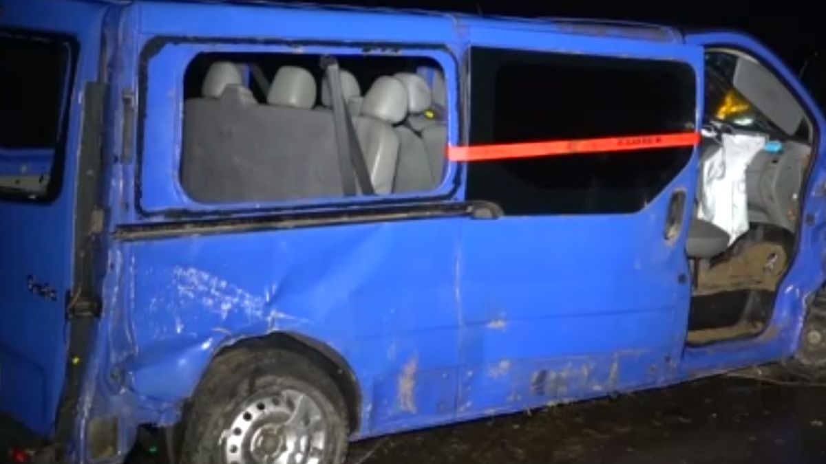 Az M5-ösön kellett menteni egy román kisbuszt, amikor beléjük rohant egy bolgár kisbusz