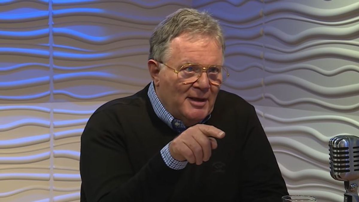 Zavar az erőben: Juszt szerint Orbán egy orosz zászló előtt tartott nemzetközi sajtótájékoztatót, pedig nem