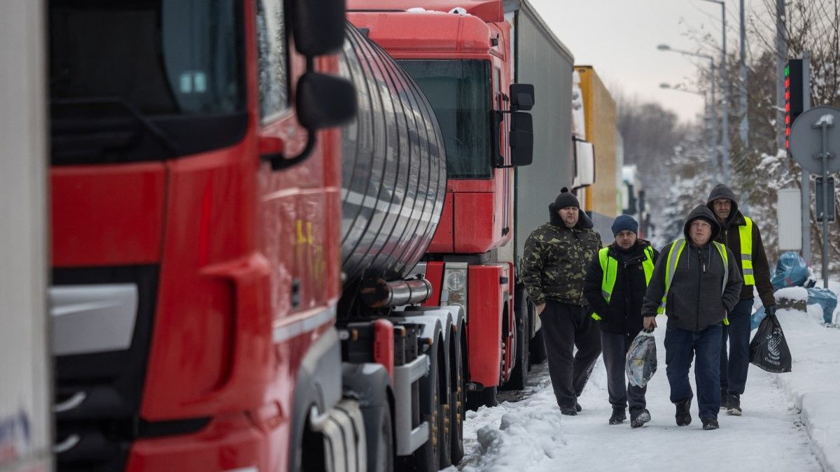 Fellélegezhetnek a kamionosok – felfüggesztik a blokádot a lengyel-ukrán határnál