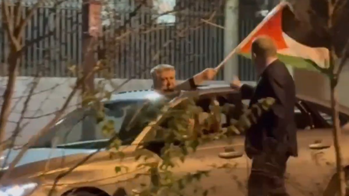 „Megöljük az összes megszállót!” – palesztinbarát tüntetők zaklattak egy Hanuka-ünnepségről távozó férfit (VIDEÓ)