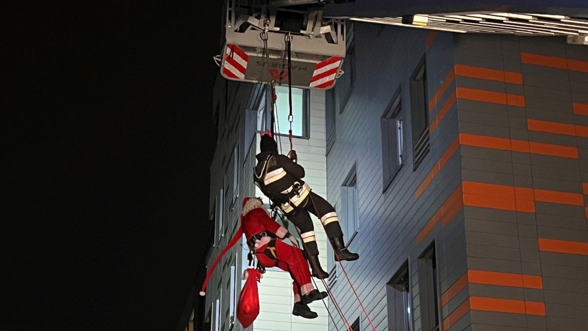 Tűzoltómikulás járt az ország több kórházában (FOTÓK)