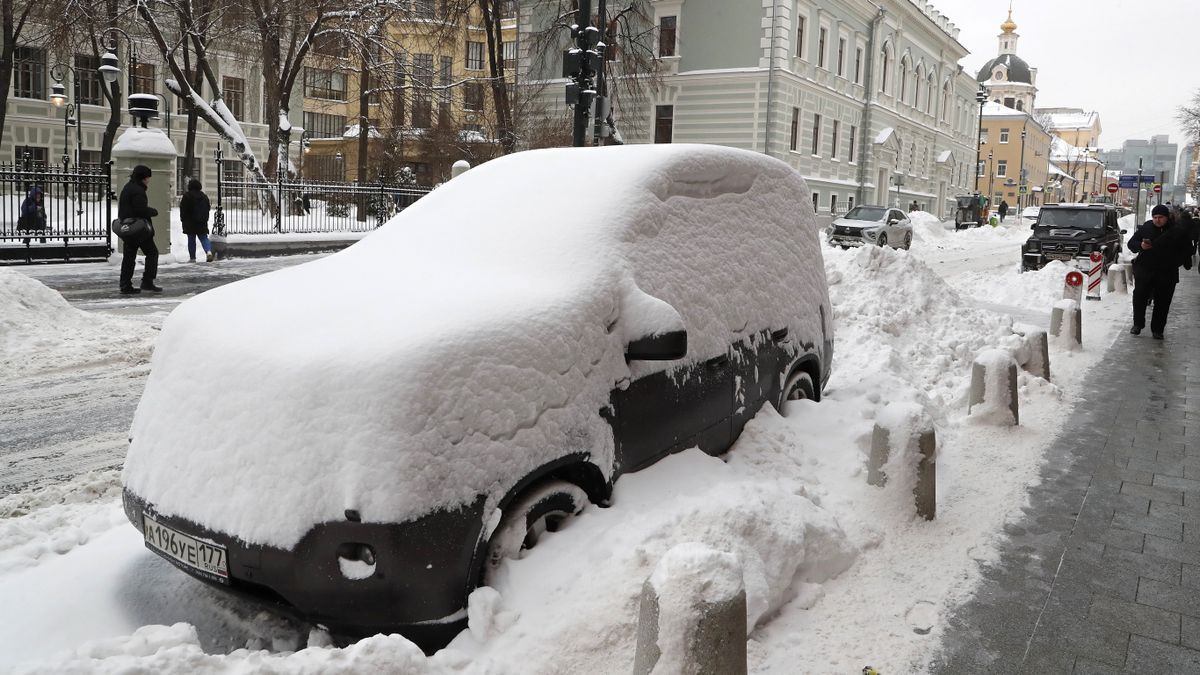 Moszkvában már autók is esnek ki a harmadik emeletről (VIDEÓ)