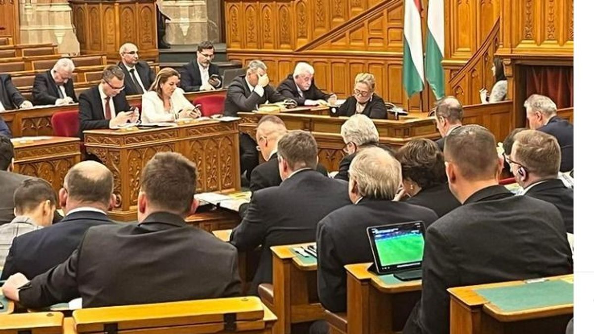 A parlamenti szavazás alatt nézett BL-meccset az MSZP-s politikus