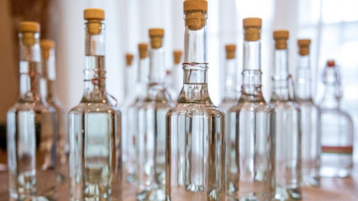 Minden rekord megdőlt Szabolcsban: 25 ezer liter hamisított pálinkát foglaltak le a pénzügyőrök