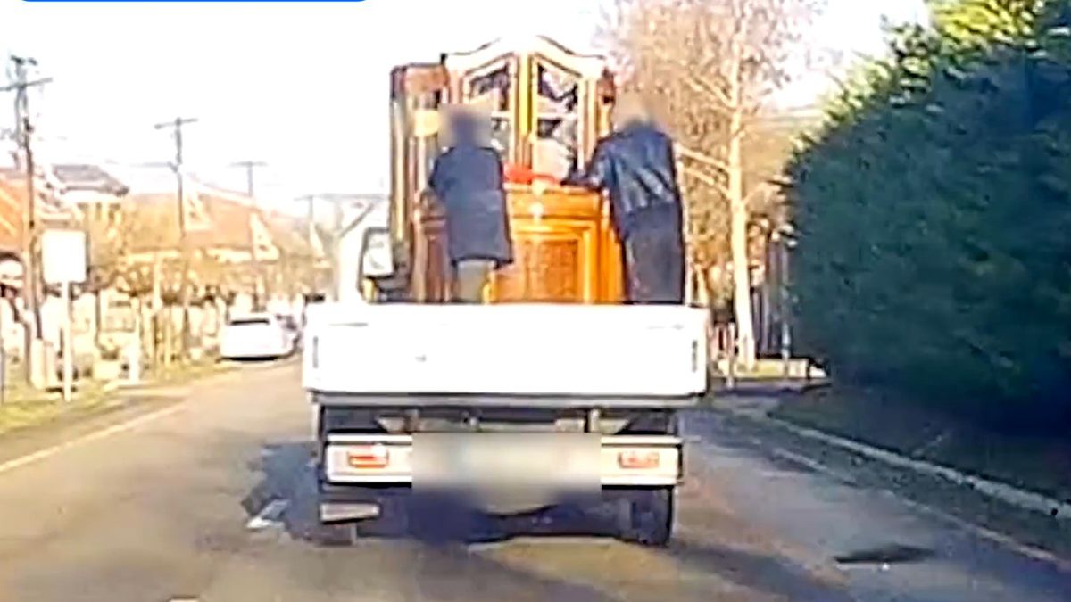 Videó: a létező leghajmeresztőbb módszerrel szállítottak bútorokat Pilisen