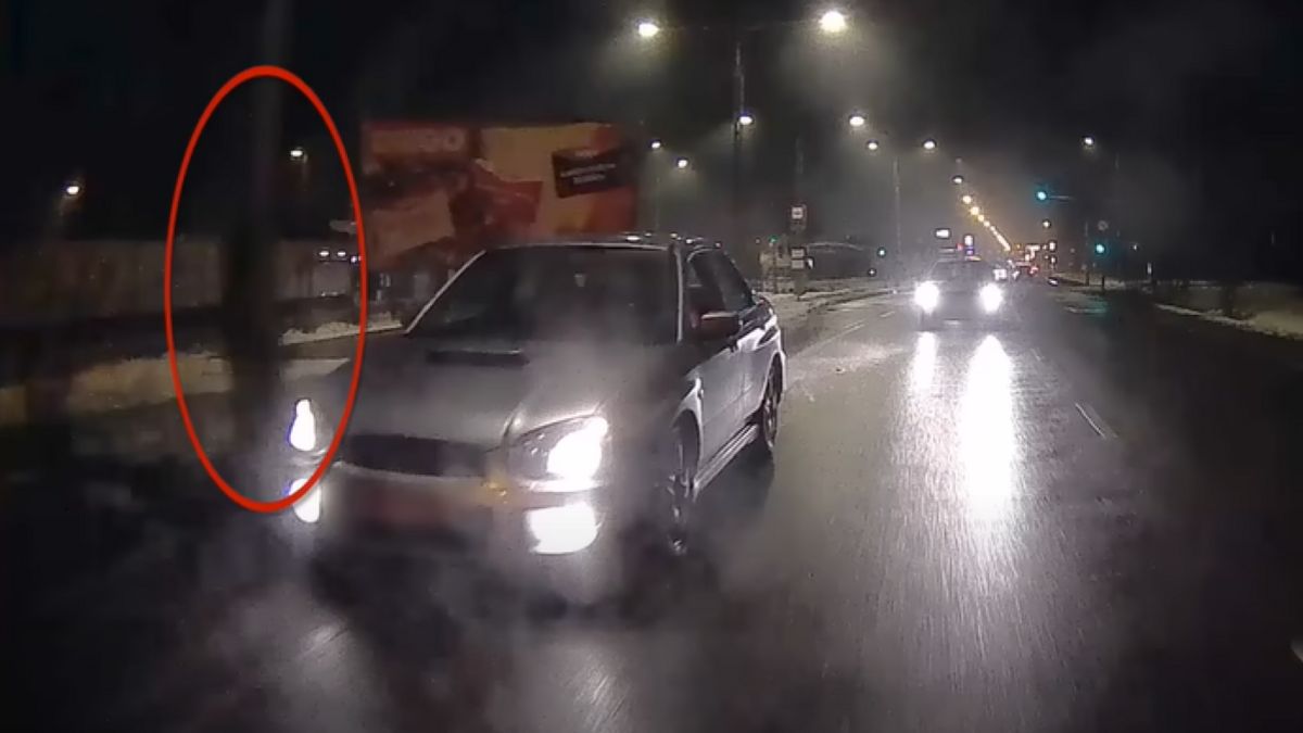 Buszsávban akart előzni, de elfogyott az út – baleset lett belőle (VIDEÓ)