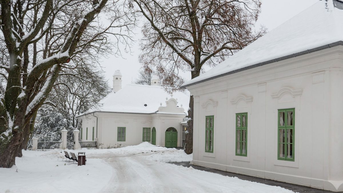 A gyönyörködtetés nógrádi mesterei – átadták a felújított Benczúr-kúriát