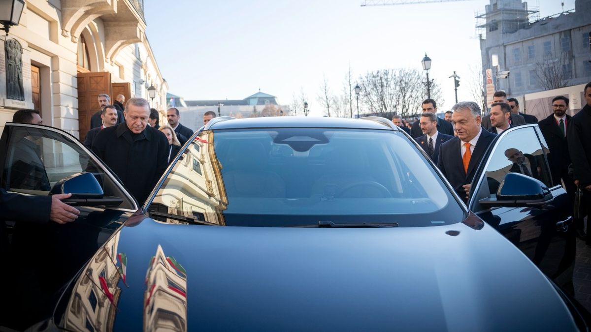 „Most a város legjobb sofőrje fog vezetni, elnök uram!” – mondta Orbán, és elvitte Erdogant egy körre (VIDEÓ)