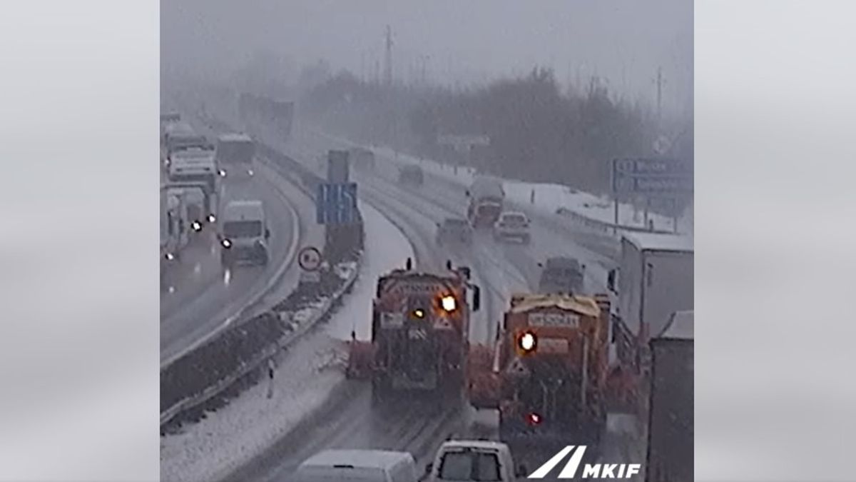 Hiába veszélyes és tilos, sokan megelőzik a hókotrást végző járműveket (VIDEÓ)