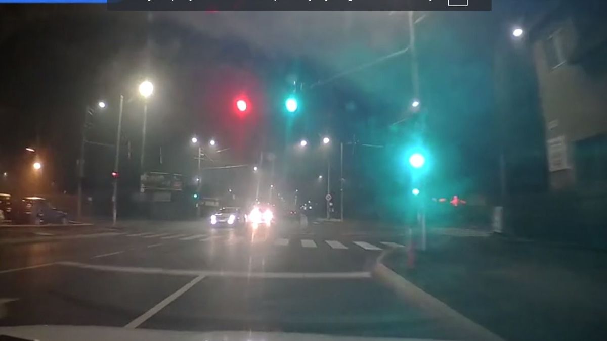 Centiken múlt a baleset: kivilágítatlan kordon okozott bonyodalmat Pécsen (VIDEÓ)