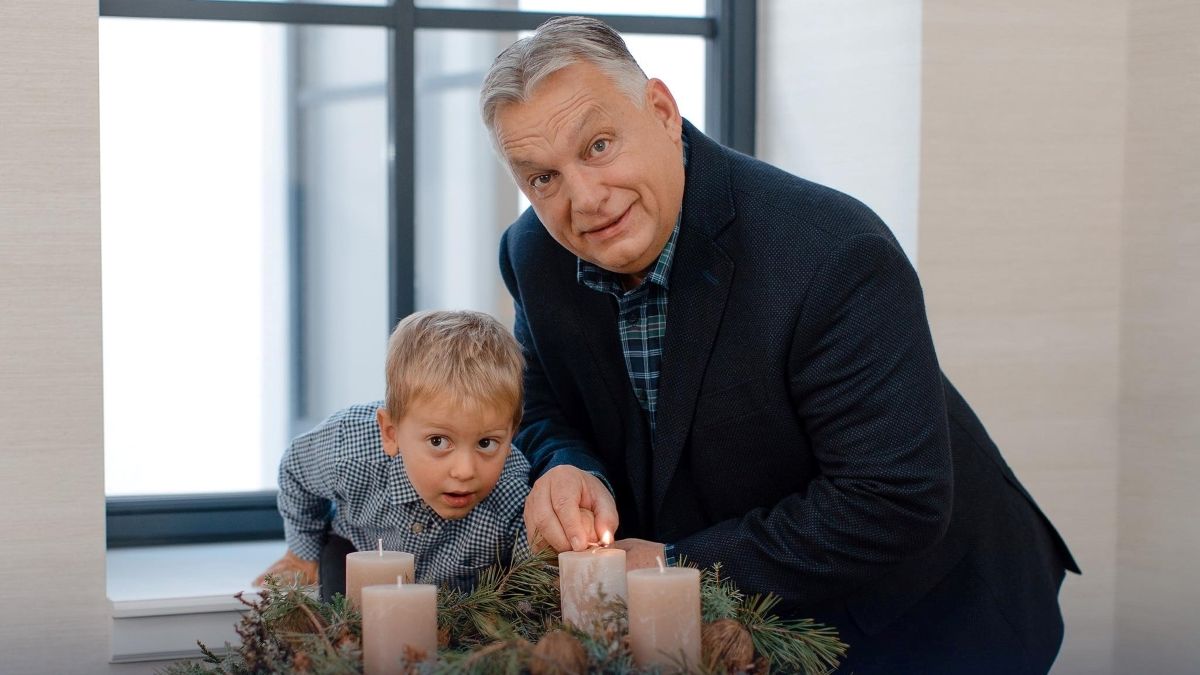 Orbán Viktor beöltözött Mikulásnak (VIDEÓ)