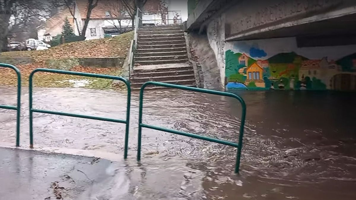 Hóolvadás után: elöntötte a szentendrei aluljárót a megáradó patak (videó)