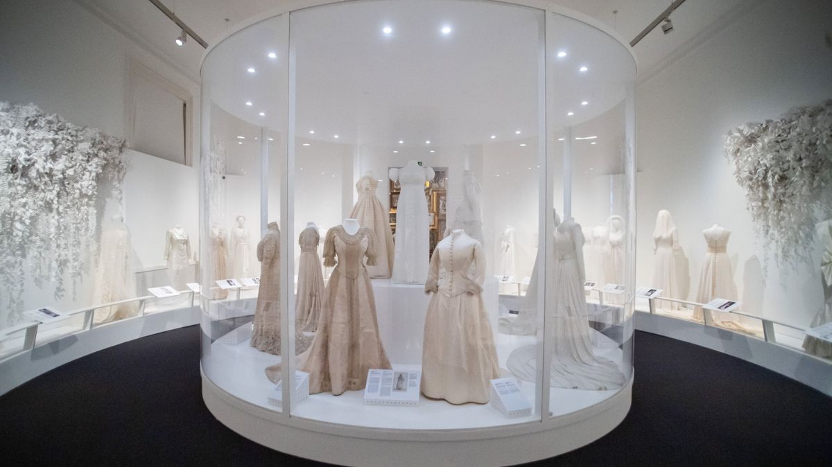 Biznisz és szerelem – ötszáz év magyar menyasszonyai a Nemzeti Múzeumban – Mandiner