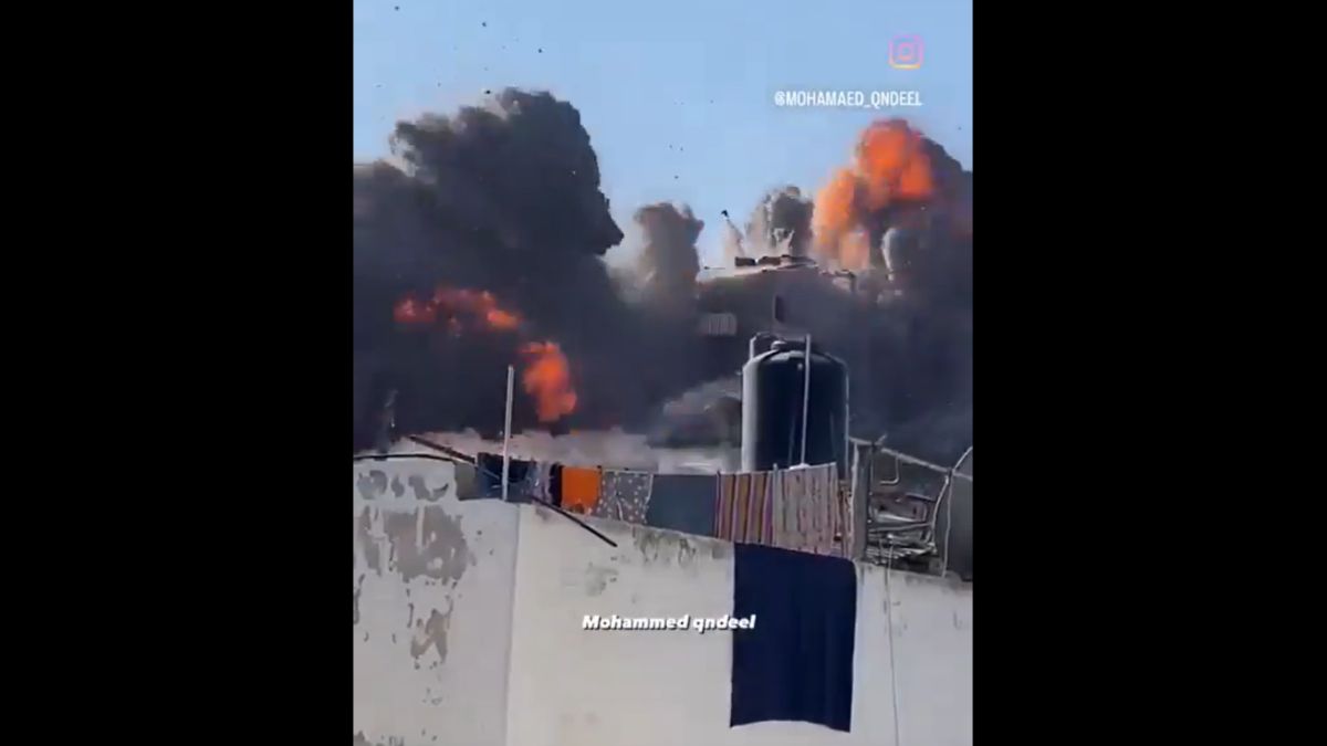 Videón, ahogy a földdel tesz egyenlővé egy épületet az izraeli légierő rakétája